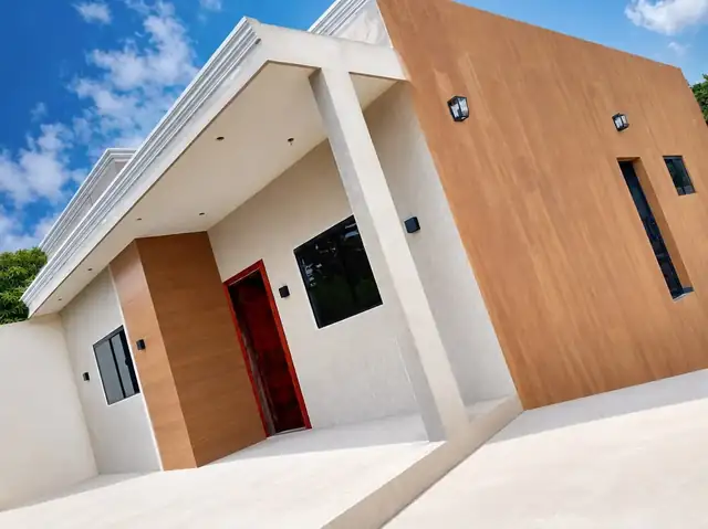 Fachada con friso símil madera pintada por Color House