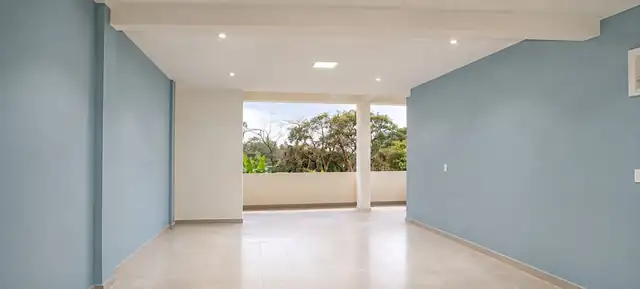 Living pintado en azul acero con balcón