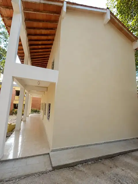 Fachada de escuela recién pintada