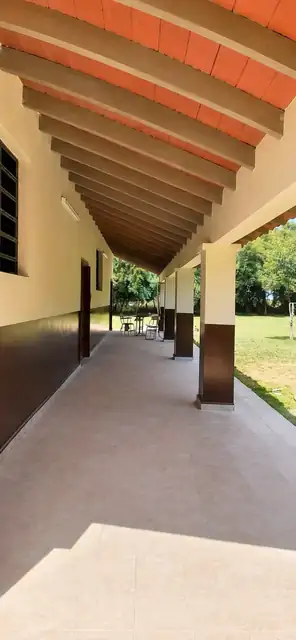 Galería techada de escuela pintada en dos tonos