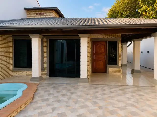Fachada con piscina pintada por Color House