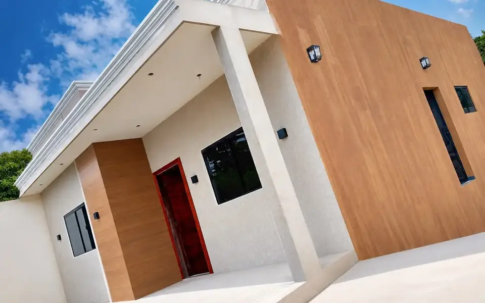 Fachada con friso símil madera pintada por Color House