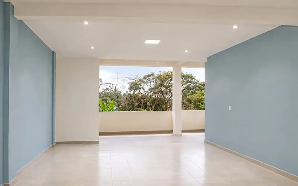 Living pintado en azul acero, trabajo de interiores de Color House